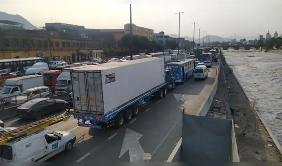 Vía Evitamiento: cierran tramo por filtraciones del río Rímac y reportan tráfico por puente Trujillo