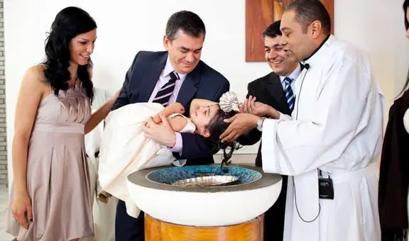 ¿Qué rol tiene un padrino o madrina de bautizo y por qué se ha suspendido su presencia en este rito?