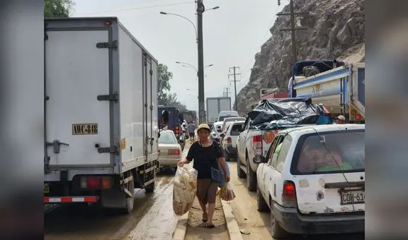 Tráfico en carretera Central: personas caminan por vías porque autos permanecen parados por una hora