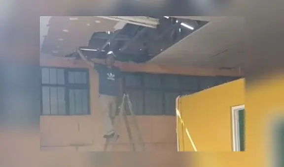 Padres reparan colegio inundado por lluvias al no recibir respuesta de autoridades en Chimbote