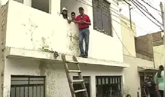 Chaclacayo: gestante sube por escaleras luego de que su casa quedara enterrada por huaico