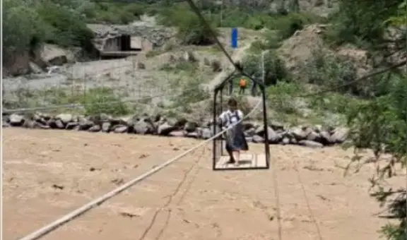Niña cruza en huaro el río Huancabamba para llegar a su escuela en Jaén: “Es un ejemplo”