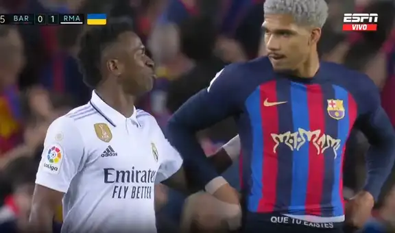 Vinicius Jr. y la irreverente burla a Ronald Araujo tras autogol en el clásico español