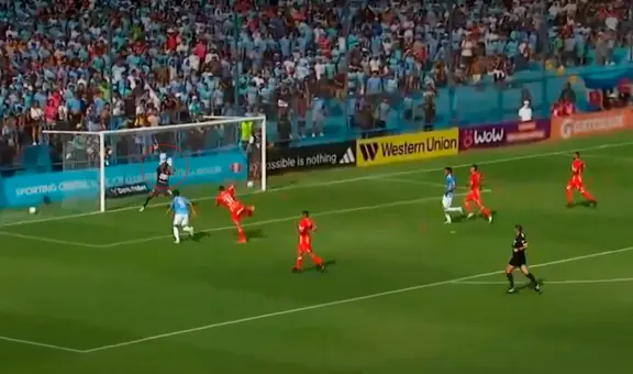 ¡Cristal empata! Ávila cabecea con potencia y el balón se le escurre entre las manos a Raúl Fernández