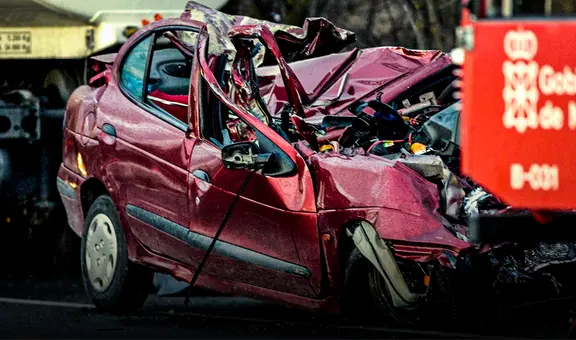 Mueren 5 niños luego de que su auto se saliera de la autopista y chocara contra un árbol