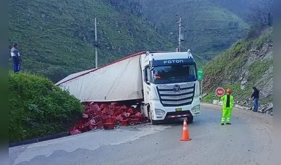 Camión con cajas de cerveza se vuelca y bloquea carretera en La Libertad