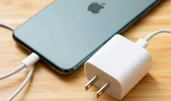 ¿Por qué cada vez más teléfonos vienen sin cargador ni auriculares en la caja?