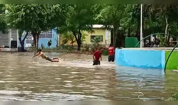 Niños nadan en laguna que formó la lluvia en parque de Piura