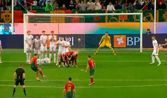 Cristiano Ronaldo le rompió las manos al portero de tiro libre y anota doblete con Portugal