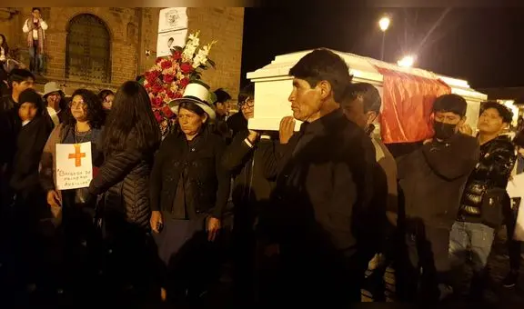 Restos de Rosalino Florez llegan a la plaza Mayor tras largo recorrido por vías de Cusco