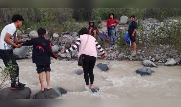 Escolares arriesgan su vida cruzando río a pie para llegar a su colegio en Arequipa
