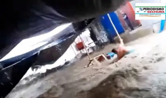 Hombre se salva de morir arrastrado durante inundación en mercado de Piura