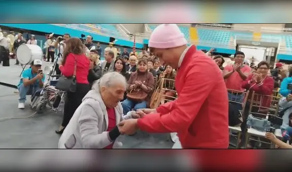 ¡Ni los años la detienen! Mujer de 103 años zapatea en premiación del carnaval en Cajamarca