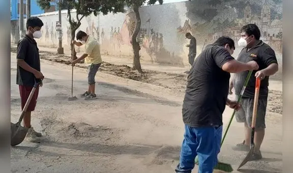 Transportistas limpian transitada vía en Trujillo ante la indiferencia de autoridades