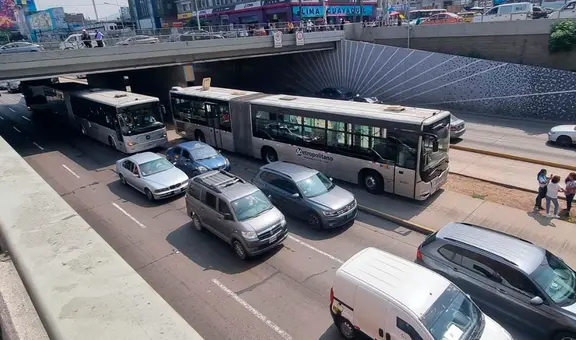 Bus del Metropolitano chocó contra moto que invadió carril exclusivo y se genera tráfico