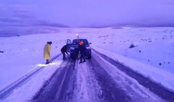 Vehículos quedaron varados y otros se despistaron por intensa nevada en la vía Arequipa – Caylloma