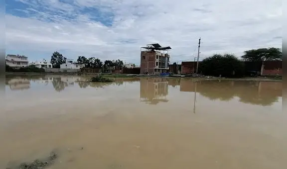 Tras intensas lluvias, aguas del dren de Petroperú inundan asentamientos en Piura