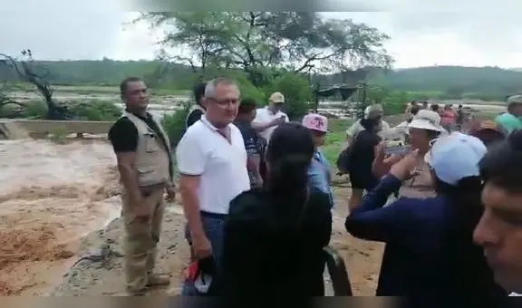 Gobernador de Tumbes quedó atrapado por las intensas lluvias cuando llevaba ayuda humanitaria