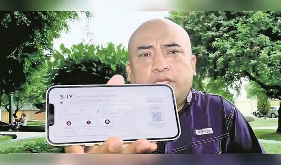 Henry Shimabukuro muestra el pasaje que le compró a Dina Boluarte
