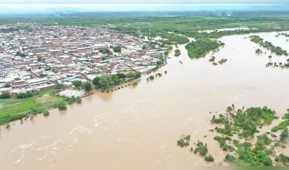 Desborde de río Piura derribó dos alimentadores de media tensión