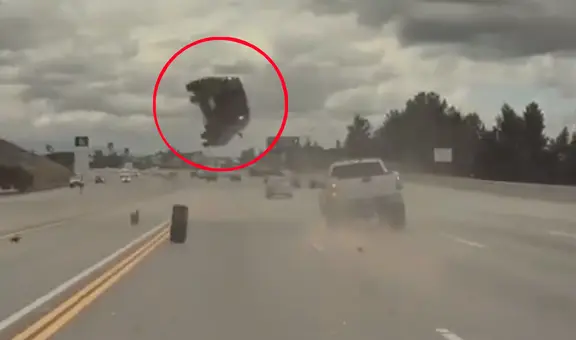 Momento en que auto vuela por los aires tras ser impactado por una llanta que salió de camioneta