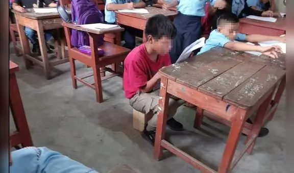 Niños reciben clases sentados sobre ladrillos en colegio de Loreto