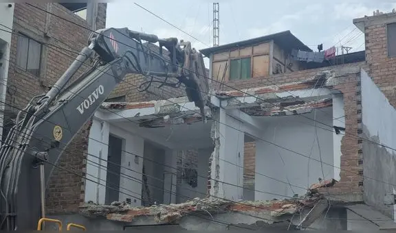 SJL: demuelen casa de 2 pisos construida en medio de la pista hace más de 10 años