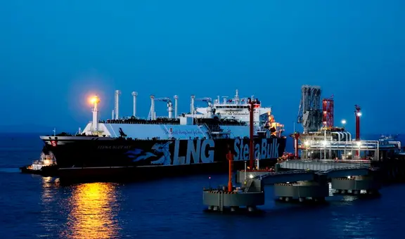 China completa el primer acuerdo de GNL pagado solo en yuanes, desplazando al dólar