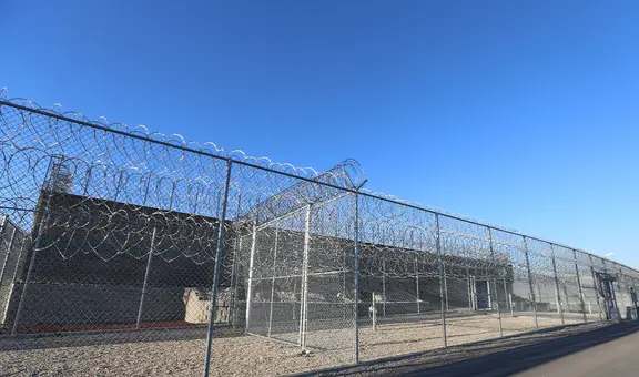 Mujer acusada de 2 homicidios intentaría desde prisión asesinar a testigo clave de su caso