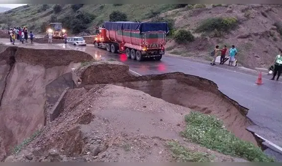 Lluvias causan derrumbe y restringen el tránsito en carretera que une a provincias de Piura