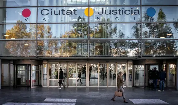 Padres apuñalan en la puerta del juzgado a joven acusado de asesinar a su hijo