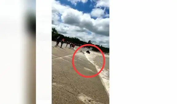 Piura: 3 personas se salvan de morir tras voltearse cámara inflable en la que cruzaban una quebrada