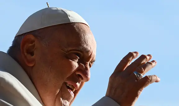 La salud del papa Francisco “mejora progresivamente” y “vuelve al trabajo”, según el Vaticano