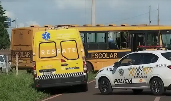 Adolescente tuvo que conducir autobús escolar luego de que chofer sufrió un infarto