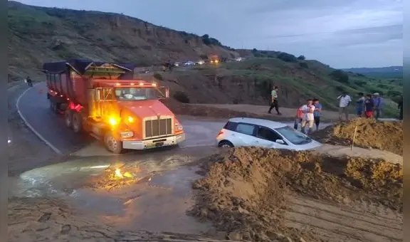 Piura: carro quedó sepultado por lodo y piedras en vía Paita-Sullana