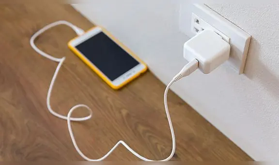 ¿Por qué es peligroso dejar el cargador de tu teléfono enchufado durante mucho tiempo?