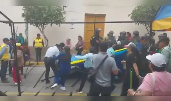 Vianderas se enfrentan con fierros y palos a personal de la Municipalidad de Huamanga en Ayacucho