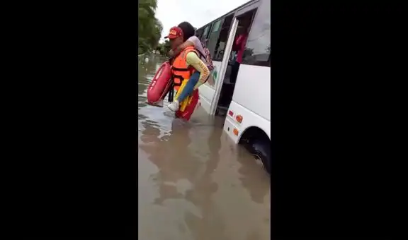 Piura: cargan en hombros a pasajeros de una combi que quedó atrapada en calle inundada