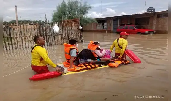¡Los llegan a rescatar! Evacúan a pobladores cuyas viviendas se inundaron por intensas lluvias en Piura