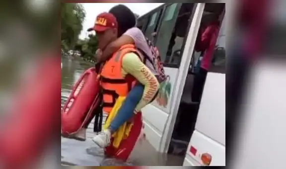 Piura: cargan en hombros a pasajeros de una combi que quedó atrapada en calle inundada