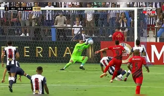 ¡Avisó la 'joya'! Vitor Roque fusila, pero Campos reponde y se luce con una atajada
