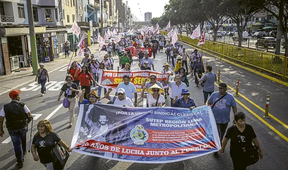 Maestros se movilizan en Lima exigiendo pago de bono de S/950
