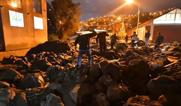 Arequipa: huaico sepulta puente e inunda más de 15 casas ubicadas cerca a cauce