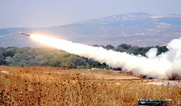 Decenas de cohetes lanzados desde Líbano hacia Israel aumentan crisis en Medio Oriente