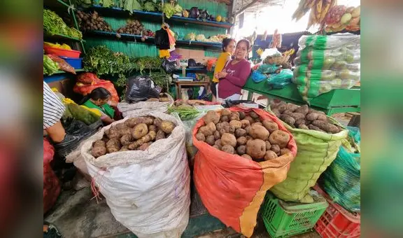 Accesos a los mercados de JLO y Chiclayo en medio de desagües