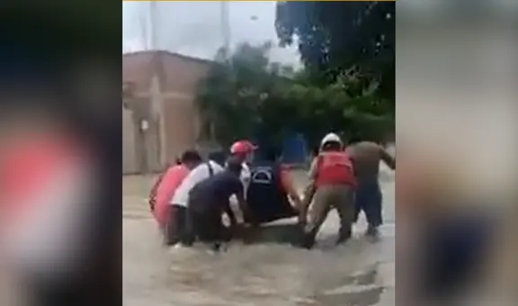 Piura: ministra de Vivienda cruzó inundación en una tina por pedido de vecinos