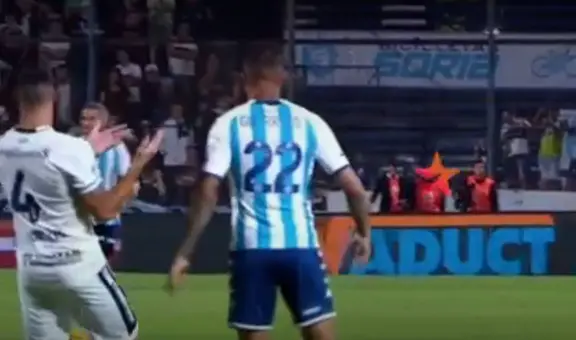 Paolo Guerrero se ganó la amarilla segundos después de entrar por forcejear con un rival