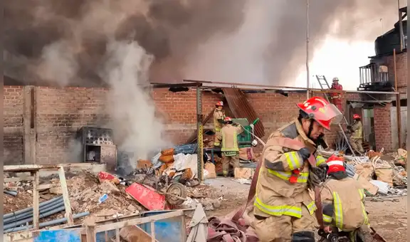 Comas: reportan incendio de grandes proporciones en depósito de reciclaje