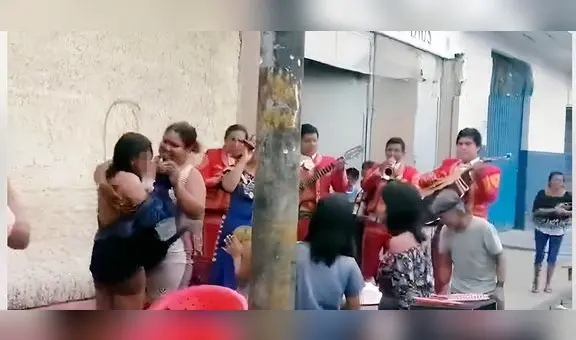 “Hermoso detalle”: quinceañera celebra su cumpleaños en puesto de venta de frutas de sus padres en Iquitos