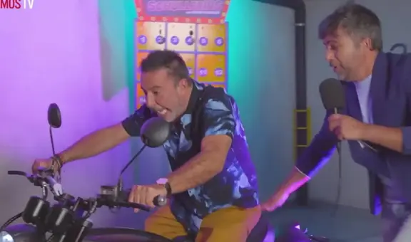 Carlos Carlín se emociona al ganar una moto, pero casi sufre accidente al intentar manejarla